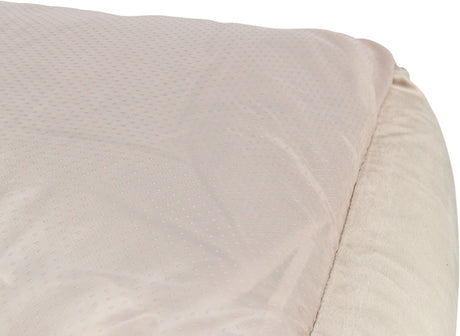 Beige gepunktetes Kissen und weiche, cremefarbene Polsterung am Rand, Nahaufnahme der Oberseite.