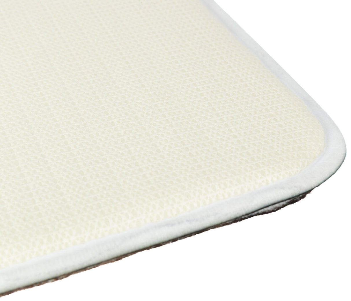 Beige Matte mit strukturierter Oberfläche und abgerundeten Ecken, weiß umrandet.