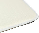 Beige Matte mit strukturierter Oberfläche und abgerundeten Ecken, weiß umrandet.