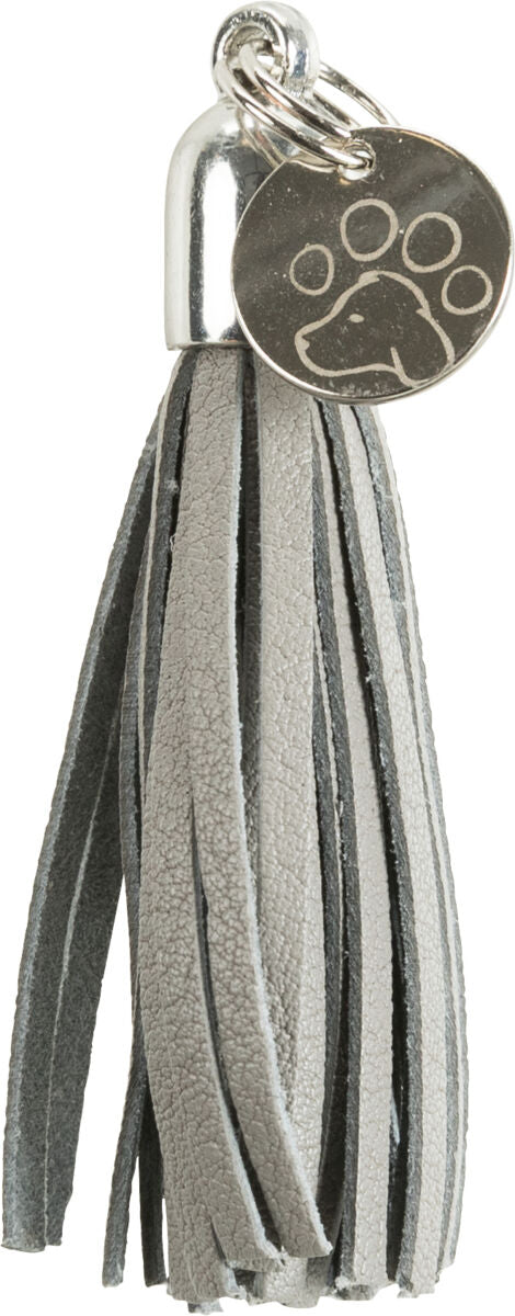 Schlüsselanhänger mit grauen Fransen und silbernem Anhänger, der eine Tatze und ein Hundekopfprofil zeigt.