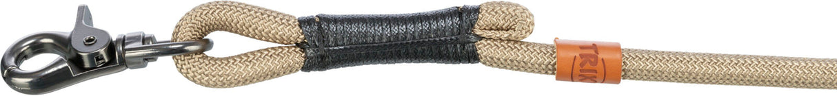Hellbraunes, geflochtenes Seil mit schwarzem Beschlag und silbernem Verschluss; Logo "TRIXIE" auf braunem Lederetikett.
