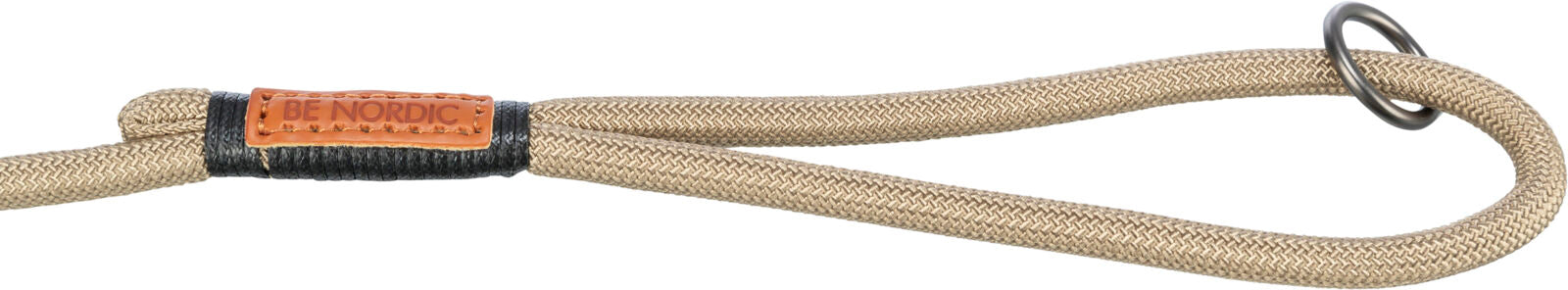 Beigefarbene Hundeleine mit schwarzem Detail und braunem Label "BE NORDIC", Metallring an einer Schlaufe.
