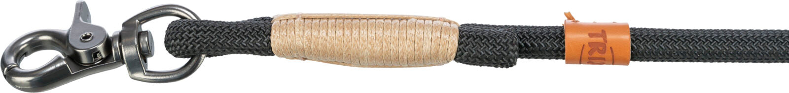 Schwarze, geflochtene Leine mit metallischem Karabinerhaken und beige umwickeltem Griff, brauner Lederstreifen.