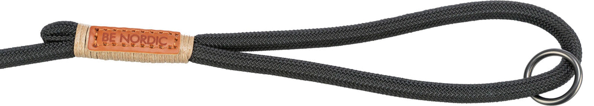 Schwarze geflochtene Hundeleine mit braunem Lederetikett "BE NORDIC" und Metallring.