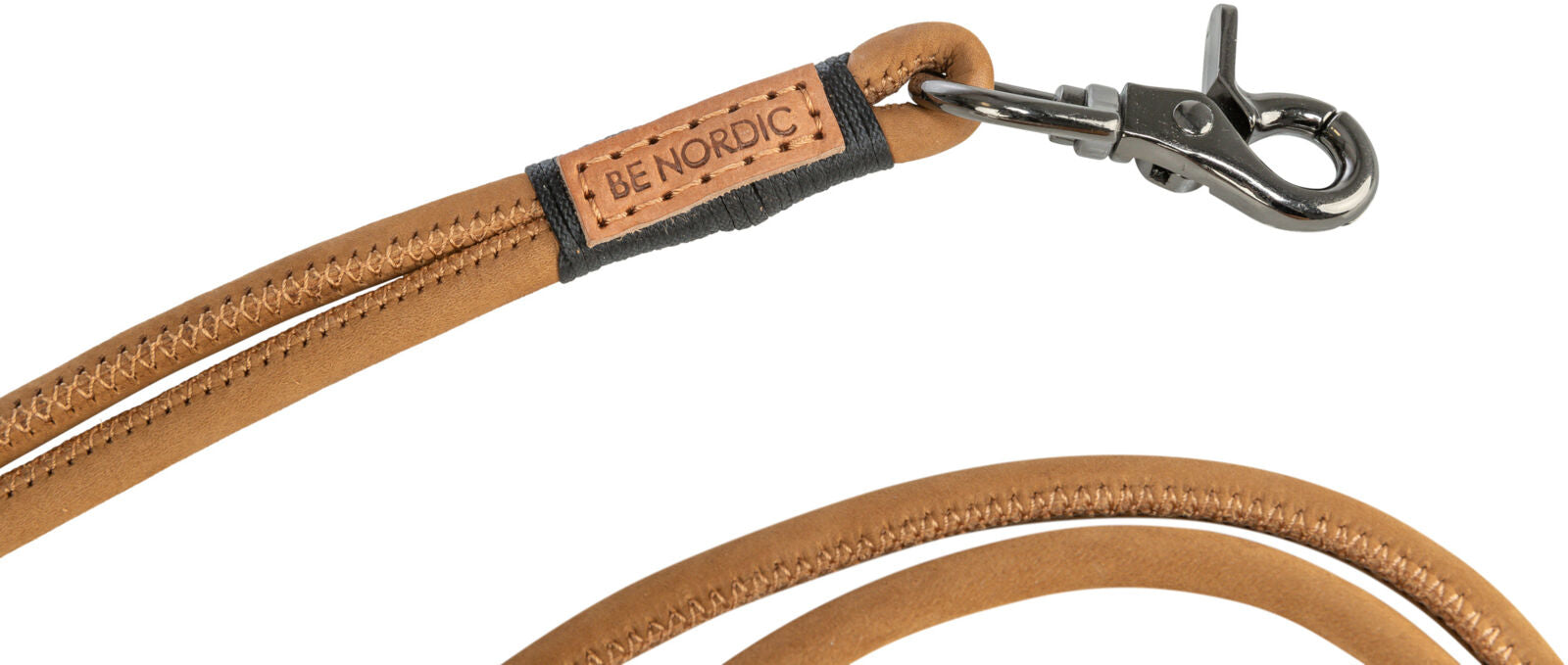 Braune Hundeleine mit Metallkarabiner, schwarzer Naht und "BE NORDIC" Etikett.