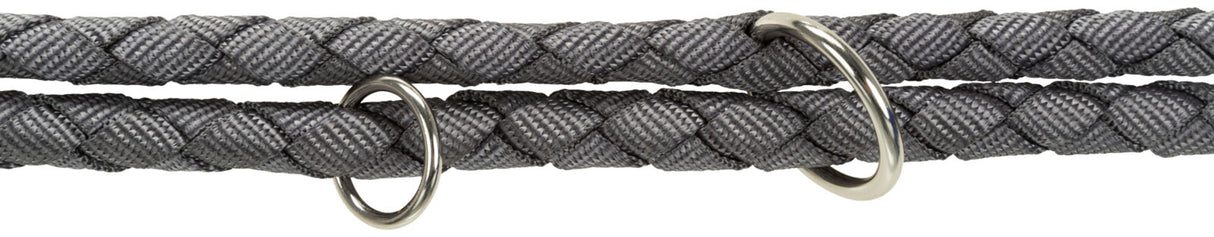 Geflochtenes graues Seil mit zwei silbernen Ringen, strukturiertes Material, horizontale Anordnung.