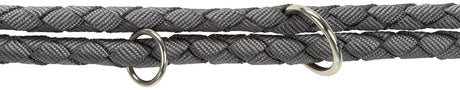 Geflochtenes graues Seil mit zwei silbernen Ringen, strukturiertes Material, horizontale Anordnung.
