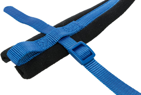 Ein schwarzes, weiches Polster mit darauf liegendem, überkreuztem blauen Gurtband und einer rechteckigen Schnalle.