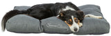Ein Hund liegt auf einem großen, grauen Hundebett mit der Aufschrift "Samoa Classic".