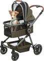 Ein kleiner Hund sitzt in einem grün-schwarzen Kinderwagen mit einem Netz und braunem Griff.