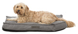 Ein beige-brauner Hund liegt auf einem grauen Hundebett mit sichtbarem "homeEdition Trixie"-Label.