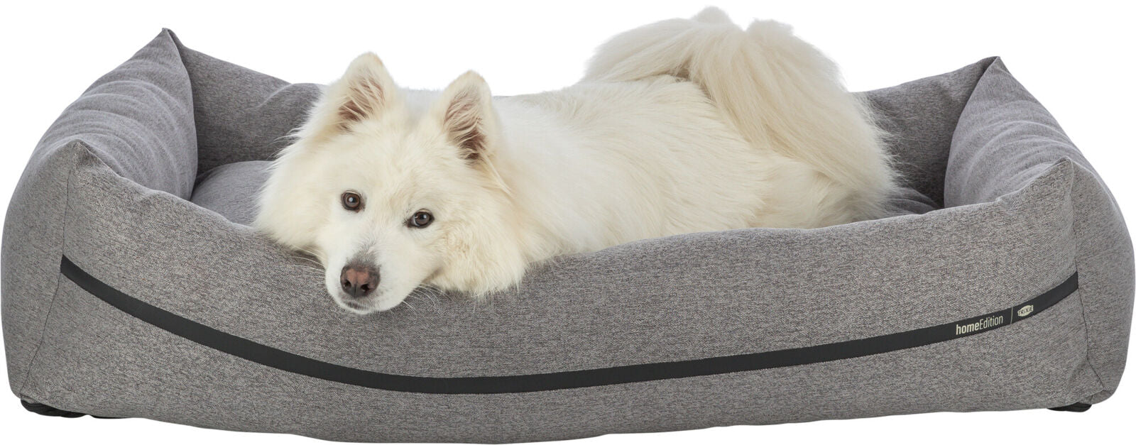 Weißer Hund liegt in einem grauen Hundebett mit schwarzen Streifen und dem Logo "homeEdition".