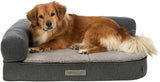 Ein brauner Hund liegt auf einem grauen Hundesofa mit Rücklehne, die Oberfläche ist flauschig und weich.