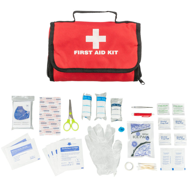 Rotes Erste-Hilfe-Set mit weißen Kreuzsymbol über diversen medizinischen Utensilien wie Bandagen, Handschuhen und Schere.