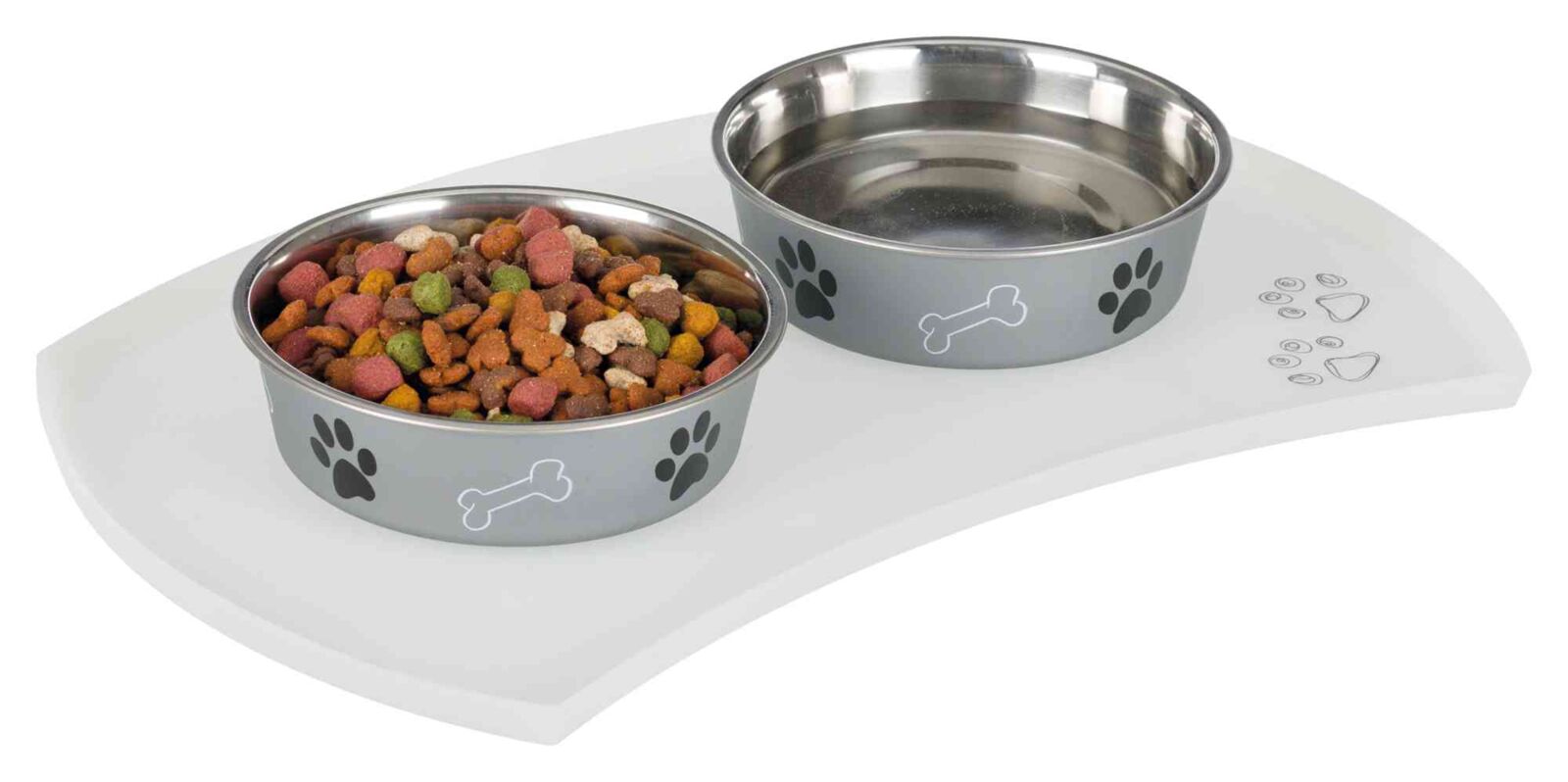 Zwei Edelstahlnäpfe auf einer weißen Unterlage, einer gefüllt mit buntem Trockenfutter, mit Pfoten- und Knochenmotiven.