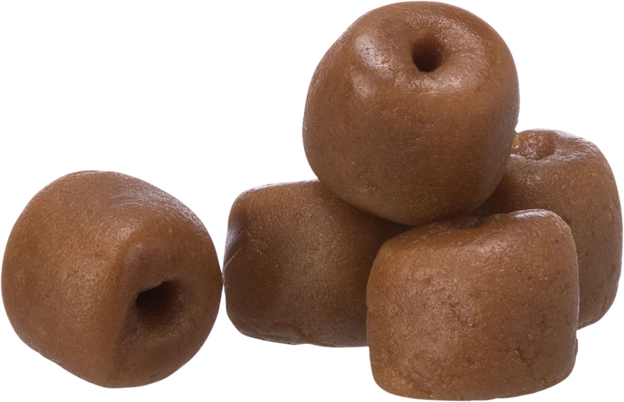 Braune, zylindrische Objekte mit kleinen Löchern in der Mitte, in einem Stapel angeordnet.