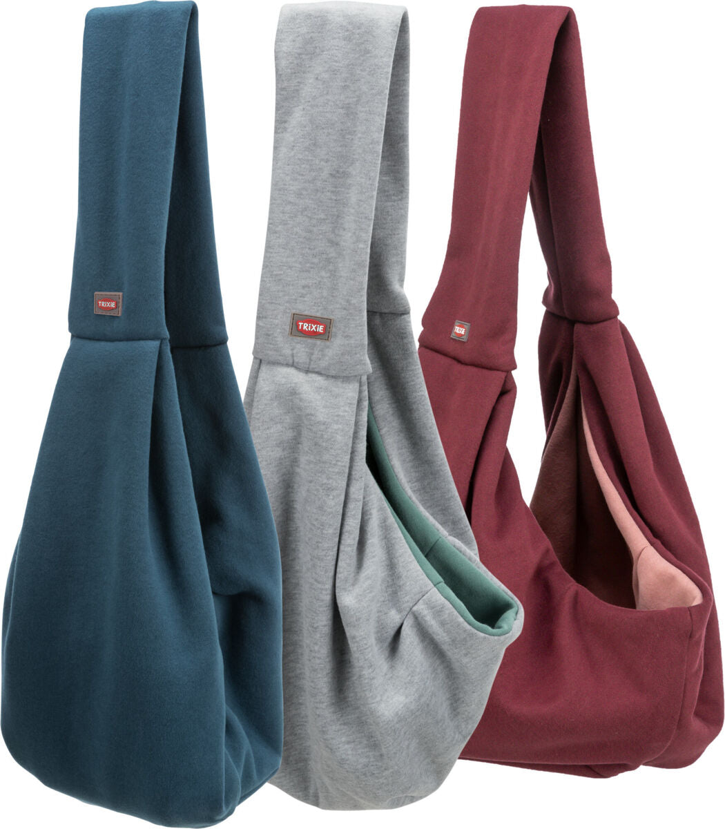 Drei Stofftragetaschen in Blau, Grau und Rot, jeweils mit „Trixie“-Etikett, zeigen eine weiche Oberfläche.