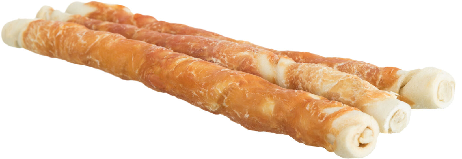 Drei beigefarbene Kauknochen mit Fleischstreifen umwickelt auf weißem Hintergrund.