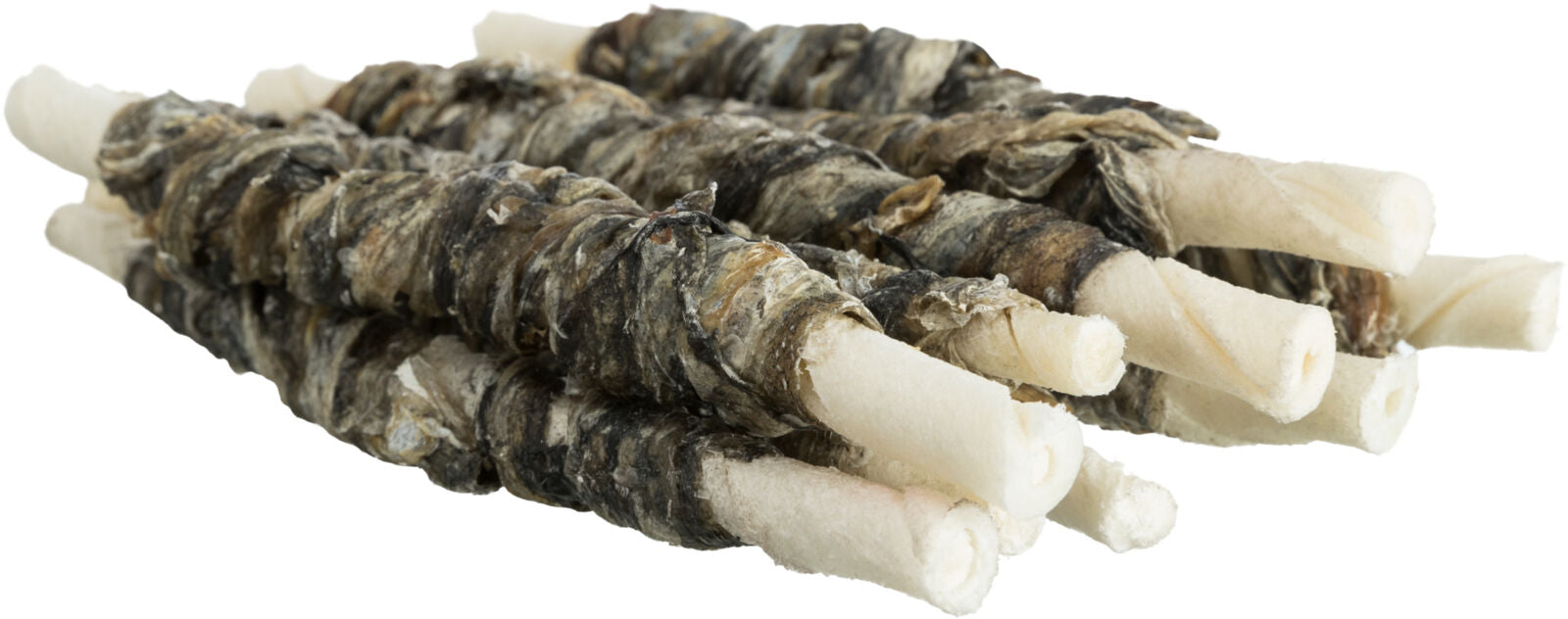Weiße, röhrenförmige Objekte, die spiralförmig in dunkles, getrocknetes Material gewickelt sind, auf weißem Hintergrund.