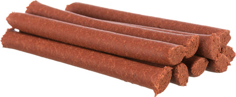 Braune Hundesnacks in Form von Sticks liegen nebeneinander auf einem weißen Hintergrund.