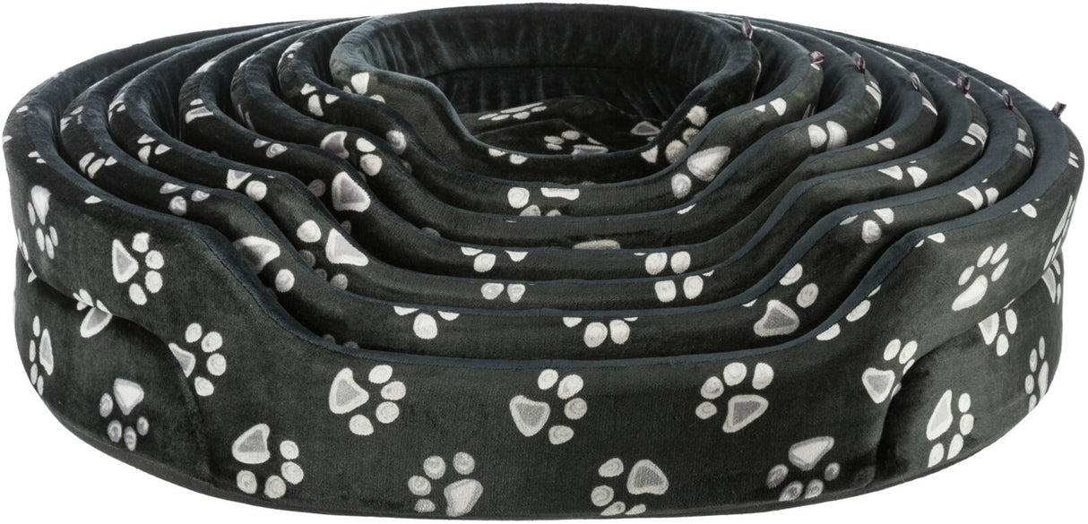 Runde, gestapelte, schwarze Hundebetten mit weißen Pfotenabdrücken.