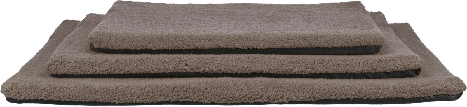 Drei übereinander gestapelte rechteckige, beige Matten in unterschiedlicher Größe mit flauschiger Oberfläche.