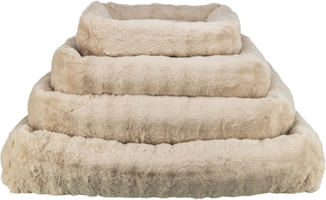 Beige, flauschige Stoffringe in absteigender Größe stapeln sich in Pyramidenform.