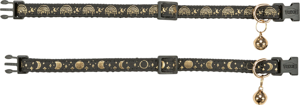 Zwei schwarze Halsbänder mit goldenen Mustern aus Monden und Regenbögen, mit Glöckchen und Steckverschluss.