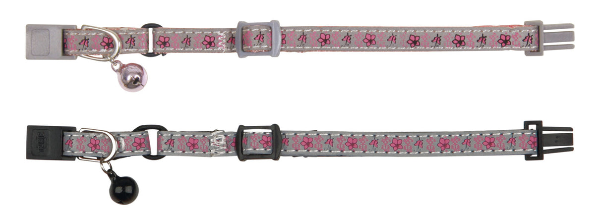 Zwei graue Halsbänder mit rosa Blumenmuster, jeweils mit einer Glocke, eines mit silberner, das andere mit schwarzer.