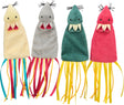 Vier bunte Stoffspielzeuge in Form von Tintenfischen mit baumelnden Bändern, Farben sind Gelb, Grau, Grün und Rot.