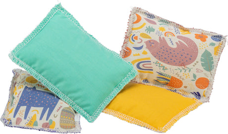 Vier bunte Stoffkissen mit bunten Mustern und gehäkeltem Rand in den Farben Grün, Gelb, Blau und Beige.
