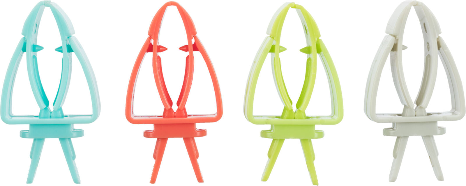 Vier bunte, dreieckige Kunststoff-Objekte mit spitzen Enden in Blau, Rot, Grün und Weiß nebeneinander.