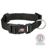 Schwarzes Hundehalsband mit Kunststoffverschluss und Metallring, Text "TRIXIE" auf Verschluss, Zertifikat unten rechts.
