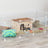 Weißer Laufstall mit Holzhütte, Heu, Wasserflasche, Spielsachen und einem Tier auf Holzfußboden.