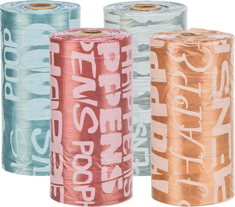 Vier bunte Rollen von Hundekotbeuteln mit aufgedrucktem Text in verschiedenen Farben, darunter Blau, Rot und Orange.