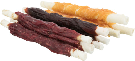 Mehrere Kausnacks mit weißem Kern und brauner sowie oranger Ummantelung auf weißem Hintergrund.