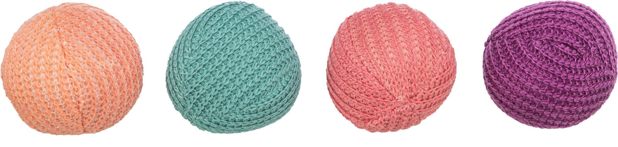 Vier kugelförmige Strukturen in Pastelltönen: orange, mintgrün, rosa und lila mit gestrickter Oberfläche.