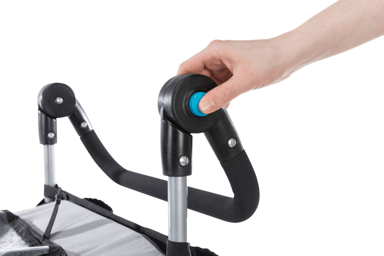 Hand drückt blauen Knopf an schwarzem Griff eines zusammenklappbaren Mechanismus mit Metallstreben.
