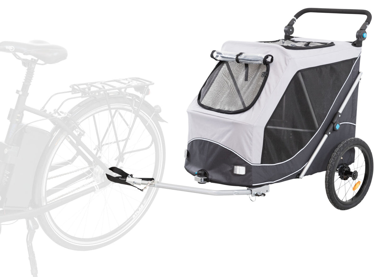 Ein grau-schwarzer Fahrradanhänger mit zwei Rädern, Netzfenstern und einer Verbindungsstange zum Fahrrad.
