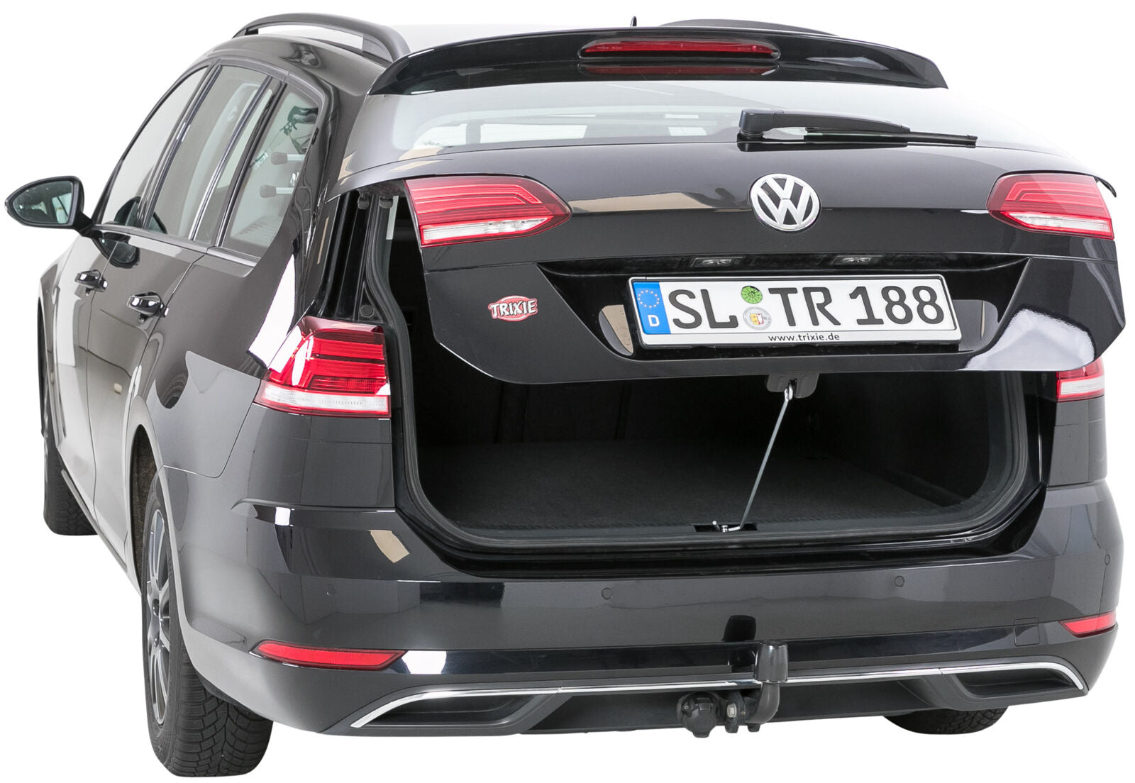 Ein schwarzer Kombi mit geöffnetem Kofferraum, das Kennzeichen zeigt "SL TR 188", ein Trixie-Aufkleber ist sichtbar.
