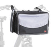 Schwarze Fahrradtasche mit grauer Frontklappe und Reißverschlusstaschen, hinten an Fahrrad befestigt.