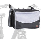 Schwarze Fahrradtasche mit grauer Frontklappe und Reißverschlusstaschen, hinten an Fahrrad befestigt.
