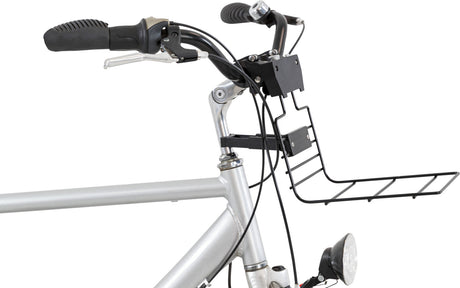 Silbernes Fahrrad mit schwarzem Lenker, Handbremse, schwarzem Gepäckträger vorn und montierter Lampe unten.
