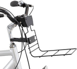 Fahrradlenker mit schwarzem Metallgepäckträger, der nach vorne zeigt, mehrere Kabel verlaufen entlang des Lenkers.