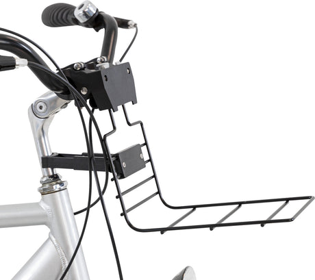 Fahrradlenker mit schwarzem Metallgepäckträger, der nach vorne zeigt, mehrere Kabel verlaufen entlang des Lenkers.