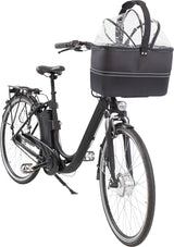 Schwarzes Fahrrad mit einer transparent überdachten Transportbox vorne am Lenker befestigt.