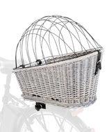 Fahrradkorb aus geflochtenem Material mit schwarzem Metallgitter, montiert auf einem Fahrradträger.