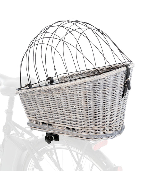 Fahrradkorb aus geflochtenem Material mit schwarzem Metallgitter, montiert auf einem Fahrradträger.