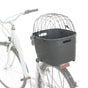 Schwarzer Fahrradkorb mit Gitterabdeckung an einem weißen Fahrrad hinten befestigt.