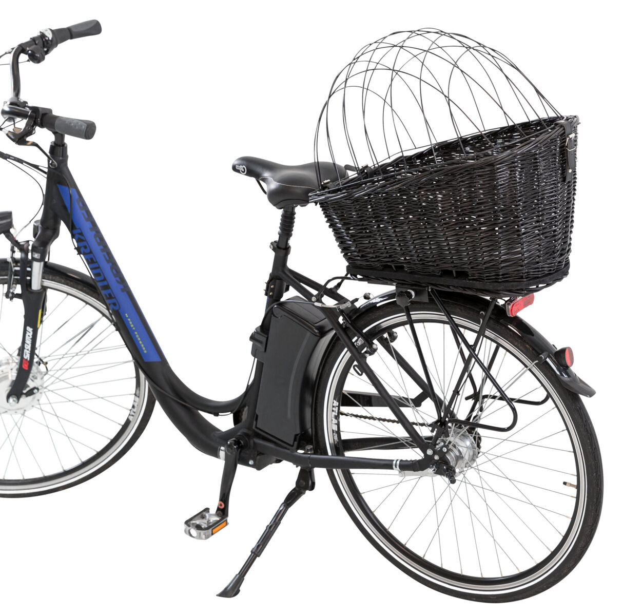 Schwarzes Fahrrad mit großem, dunklem Korb auf dem Gepäckträger und gebogenem Metallgitter oben, Seitenansicht.